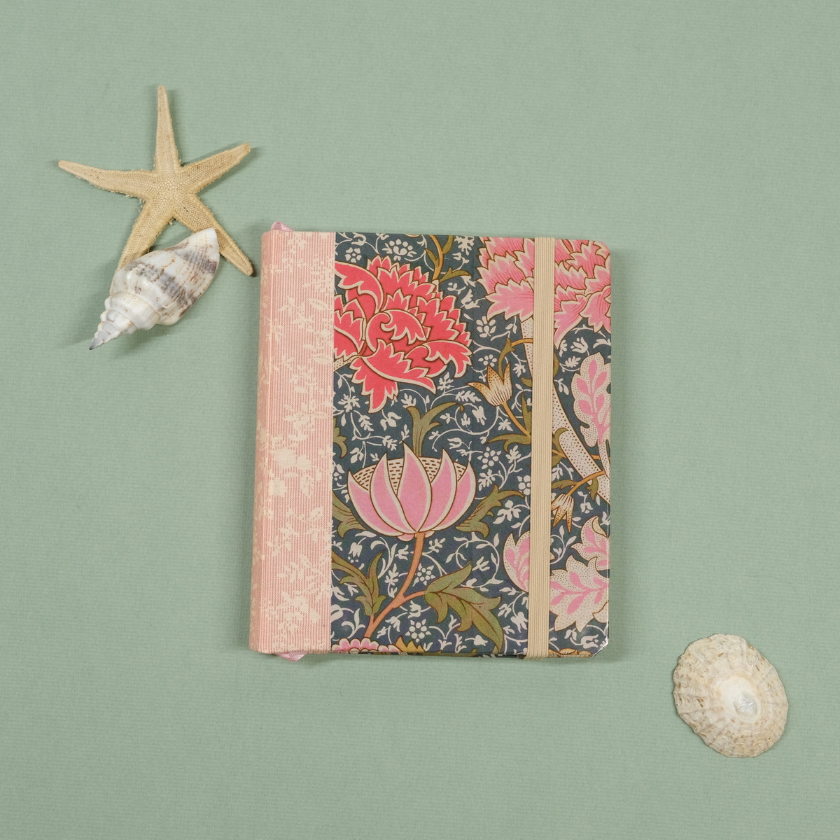 Egyedi határidőnapló és pontozott füzet